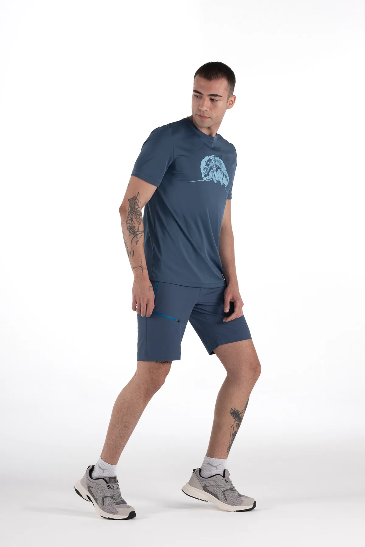 http://Erkek%20model%20ile%20beyaz%20fonda%20spor%20giyim%20ürün%20çekimi