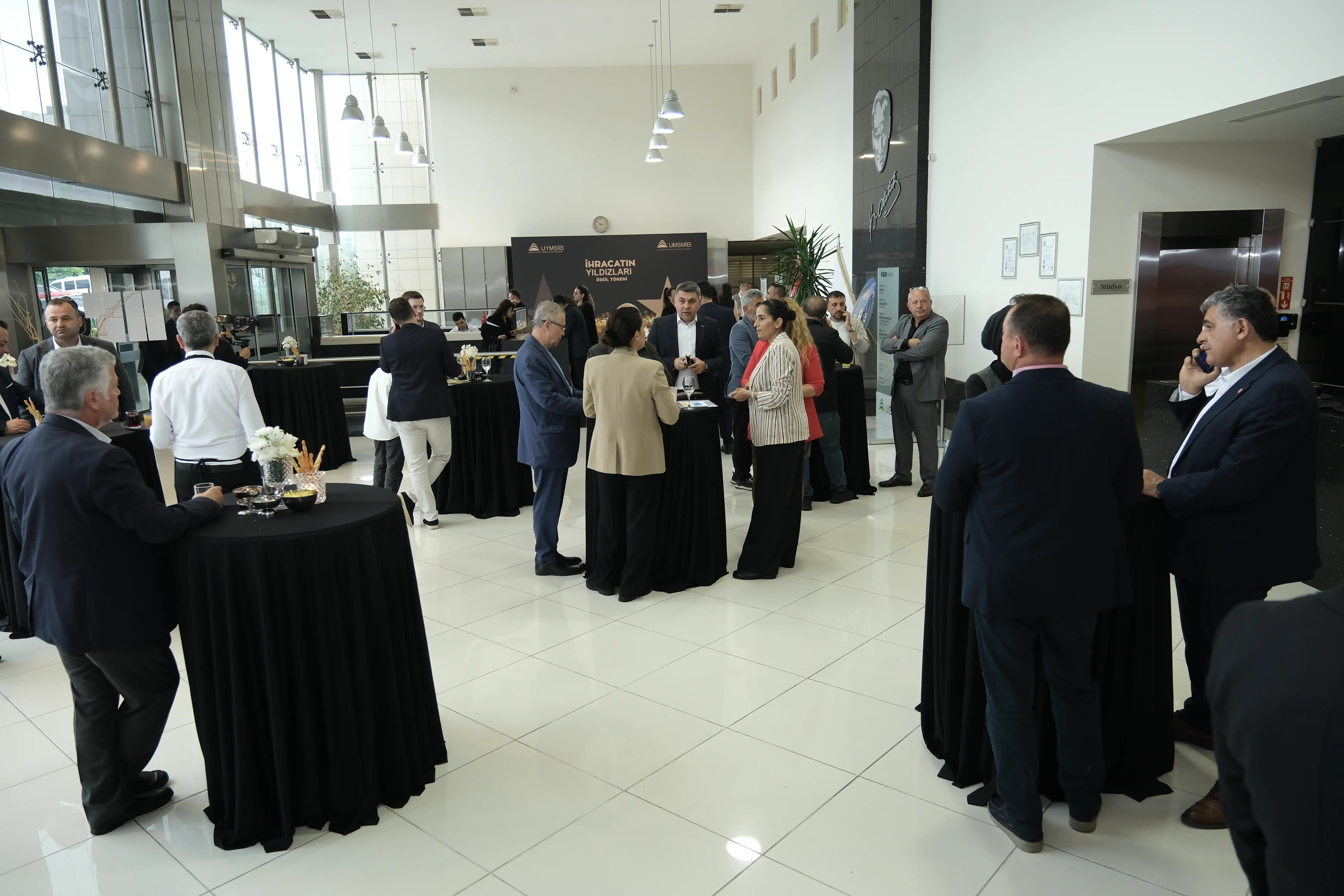 Btso-Kurumsal etkinlikte davetlilerin yer aldığı kokteyl ve networking alanı