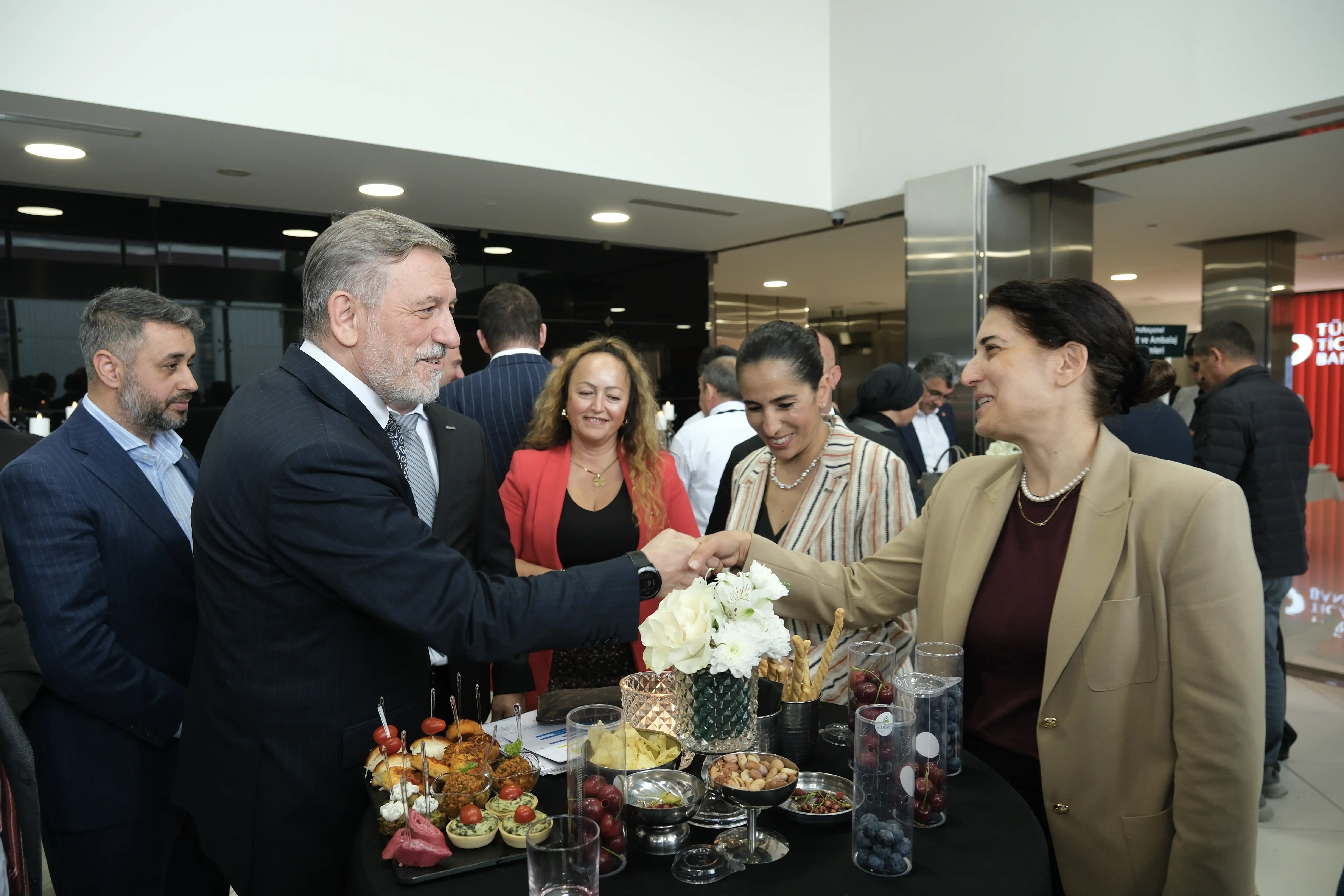 BTSO-Kurumsal organizasyonda davetliler ve ikram alanında gerçekleştirilen etkinlik fotoğraf çekimi