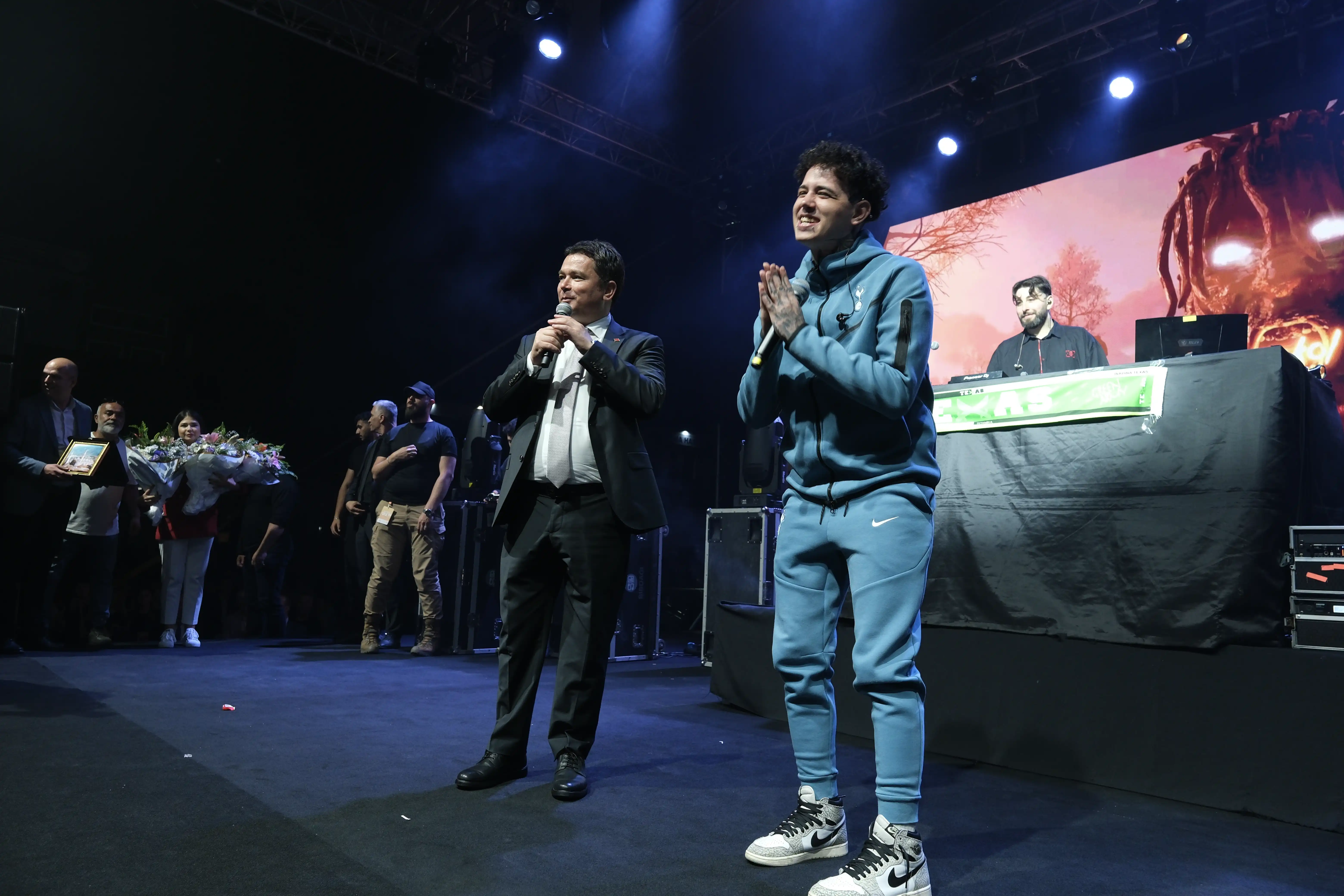 Osmangazi Belediyesi konser etkinliğinde sahnede konuşma yapan sanatçılar-reckol